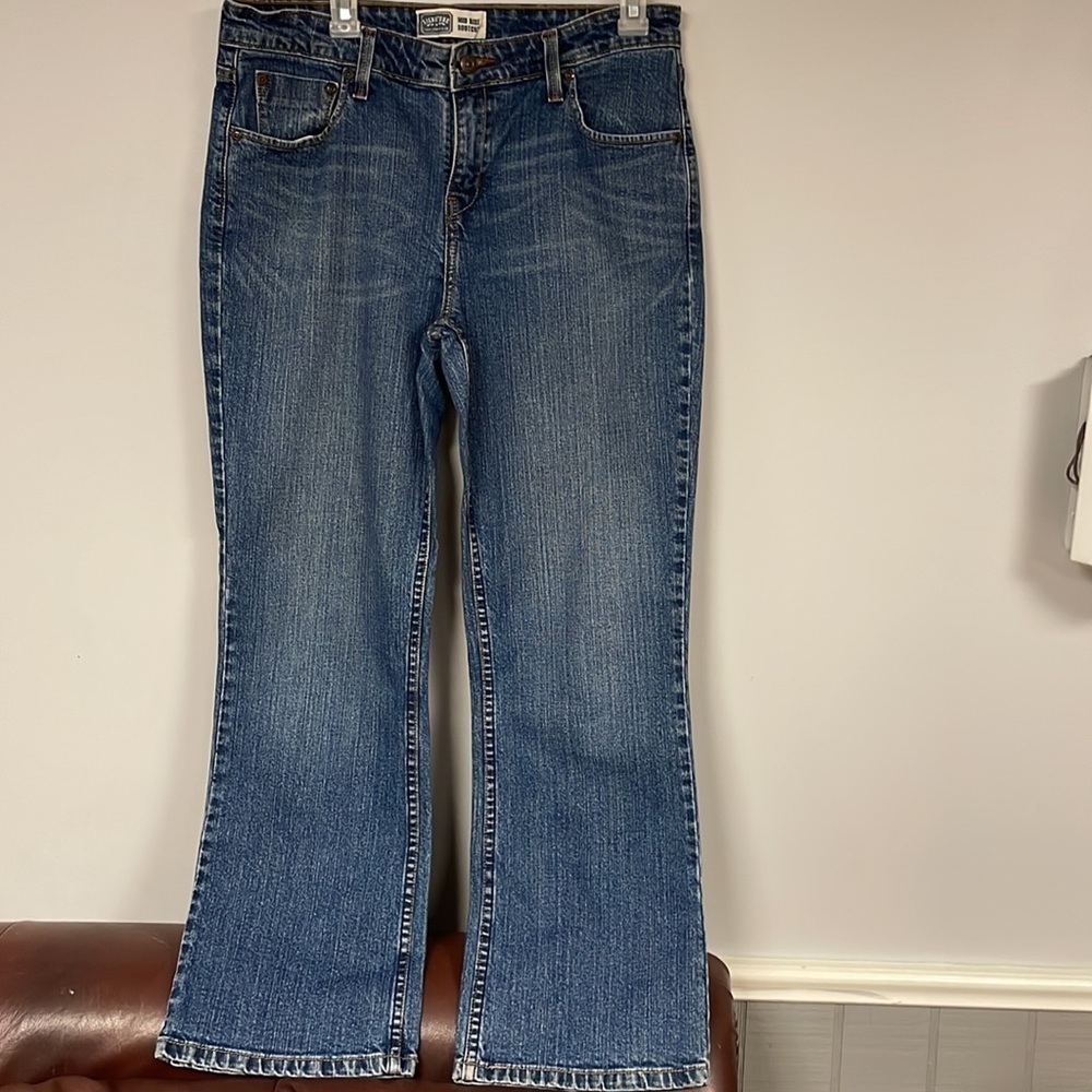 Levi Signature Mid Rise Boot Cut Jeans, Misses 12 Short, good condition!
